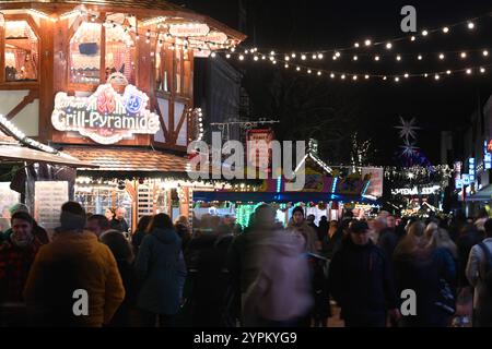 Weihnachtlicher Lichterglanz in der Leda-Stadt. Blick auf den Weihnachtsmarkt in leer. Leer Niedersachsen Deutschland *** Weihnachtsbeleuchtung in der Leda-Stadt Ansicht des Weihnachtsmarktes in leer Niedersachsen Deutschland Copyright: Xdiebildwerftx Stockfoto