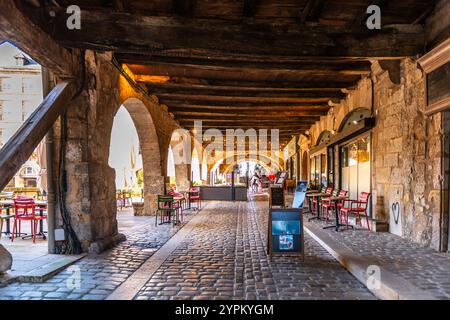 Notre Dame Square de Villefranche de Rouergue in Aveyron, Occitanie, Frankreich. Stockfoto