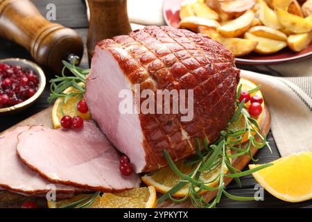 Weihnachtsessen. Leckerer gebackener Schinken auf dem Tisch, Nahaufnahme Stockfoto