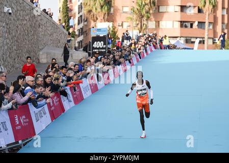 Valencia, Spanien - 1. Dezember 2024. Die Podestplatzierten in der Herren-Kategorie in der Nähe der Ziellinie beim Valencia-Marathon Trinidad Alfonso. Sebastian Sawe, Deresa Geleta und Daniel Mateiko. Quelle: Roberto Arosio/Alamy Live News Stockfoto