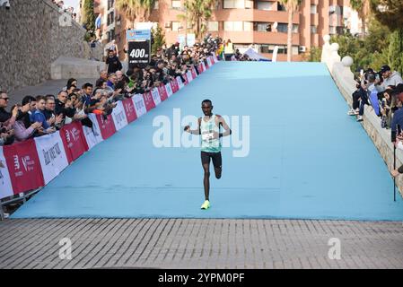 Valencia, Spanien - 1. Dezember 2024. Die Podestplatzierten in der Herren-Kategorie in der Nähe der Ziellinie beim Valencia-Marathon Trinidad Alfonso. Sebastian Sawe, Deresa Geleta und Daniel Mateiko. Quelle: Roberto Arosio/Alamy Live News Stockfoto