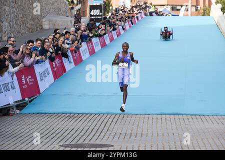 Valencia, Spanien - 1. Dezember 2024. Die Podestplatzierten in der Herren-Kategorie in der Nähe der Ziellinie beim Valencia-Marathon Trinidad Alfonso. Sebastian Sawe, Deresa Geleta und Daniel Mateiko. Quelle: Roberto Arosio/Alamy Live News Stockfoto