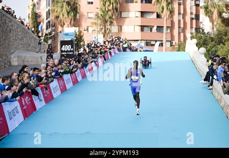 Valencia, Spanien - 1. Dezember 2024. Die Podestplatzierten in der Herren-Kategorie in der Nähe der Ziellinie beim Valencia-Marathon Trinidad Alfonso. Sebastian Sawe, Deresa Geleta und Daniel Mateiko. Quelle: Roberto Arosio/Alamy Live News Stockfoto