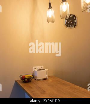 Inneneinrichtung der Küche in der kleinen Wohnung Stockfoto