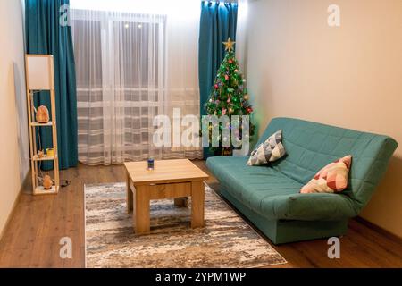 Aufnahme der kleinen Wohnung mit weihnachtsbaum dekoriert Stockfoto