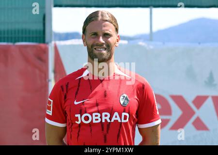 Freiburg, Deutschland. August 2024. Lucas Höler (SC Freiburg) beim Medientag SC Freiburg 1. FBL Saison 2024/25 Credit: dpa/Alamy Live News Stockfoto