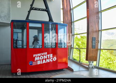 Eine alte Seilbahn des Funivie Monte Bianco in der modernen Seilbahn Skyway Monte Bianco, Courmayeur, Aostatal, Italien Stockfoto