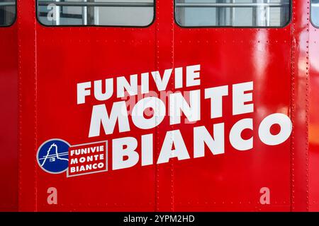 Nahaufnahme einer alten Seilbahn der ehemaligen Funivie Monte Bianco, heute Skyway Monte Bianco Seilbahn, Courmayeur, Aostatal, Italien Stockfoto