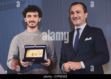 Francesco Bagnaia riceve il 48/o Premio 'Torinese dell'Anno' da Dario Gallina presso il teatro Alfieri. Torino, Italia - Domenica, 1 dicembre 2024 - Cronaca - Foto Andrea Alfano / LaPresse Francesco Bagnaia erhält den 48 Preis „Torinese dell'Anno“ von da Dario Gallina im Theater Alfieri. Turin, Italien - Sonntag, 1. Dezember 2024 - Nachrichten - Andrea Alfano / LaPresse Stockfoto