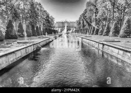 PETERHOF, RUSSLAND - 28. AUGUST: Malerischer Blick über Peterhof Palace, Grand Cascade und Sea Channel, Russland, am 28. August 2016. Schloss Peterhof und gar Stockfoto