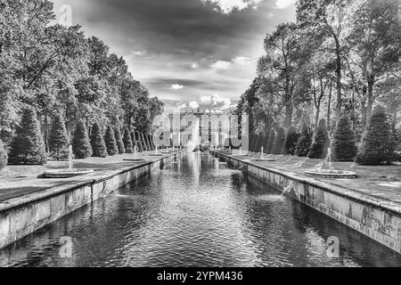 PETERHOF, RUSSLAND - 28. AUGUST: Malerischer Blick über Peterhof Palace, Grand Cascade und Sea Channel, Russland, am 28. August 2016. Schloss Peterhof und gar Stockfoto