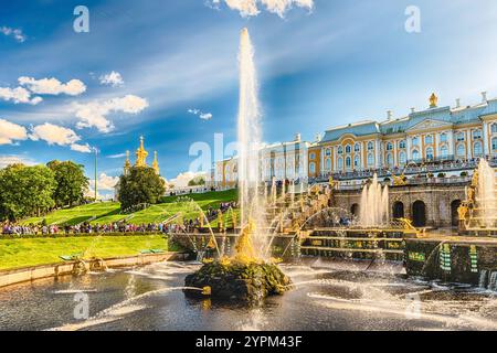 PETERHOF, RUSSLAND - 28. AUGUST: Malerischer Blick auf die große Kaskade, Peterhof Palace, Russland, am 28. August 2016. Der Peterhof Palast und Gärten Komplex Stockfoto