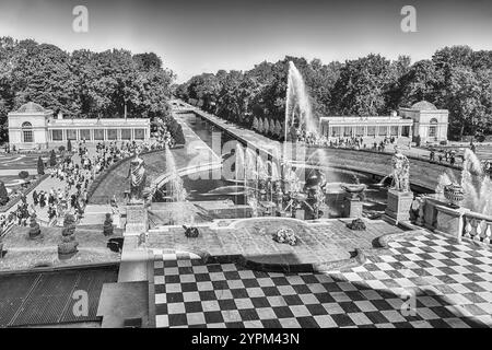 PETERHOF, RUSSLAND - 28. AUGUST: Malerischer Blick von der Terrasse des Peterhof Palace, Russland, am 28. August 2016. Der Peterhof Palast und Gärten Komplex ist Stockfoto