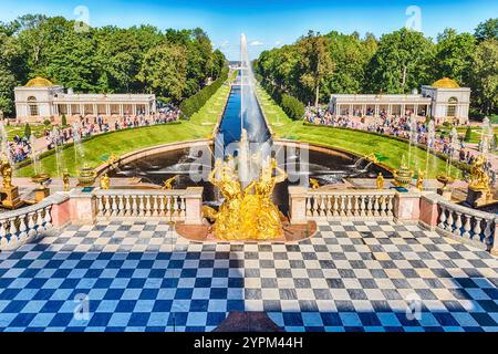 PETERHOF, RUSSLAND - 28. AUGUST: Malerischer Blick von der Terrasse des Peterhof Palace, Russland, am 28. August 2016. Der Peterhof Palast und Gärten Komplex ist Stockfoto