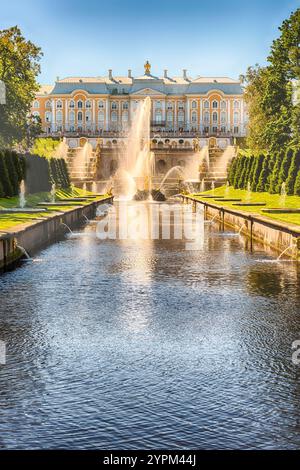 PETERHOF, RUSSLAND - 28. AUGUST: Malerischer Blick über Peterhof Palace, Grand Cascade und Sea Channel, Russland, am 28. August 2016. Schloss Peterhof und gar Stockfoto