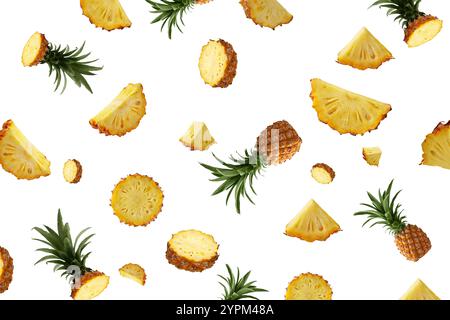 Muster von Mini Chiangrai Phulae Ananasfruchtscheiben isoliert auf weißem Hintergrund. Mini Thai aktuelle Ananas Obst Stücke Hintergrund. Ananas f Stockfoto