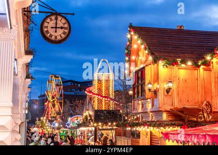 London, England, Großbritannien - 30. November 2024: Malerischer Blick auf den festlichen Abend auf dem Weihnachtsmarkt von Bromley, mit Lichtern und Dekorationen rund um die Altstadt Stockfoto