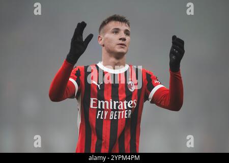 Mailand, Italien. 30. November 2024. Francesco Camarda vom AC Mailand gibt am Ende des Fußballspiels der Serie A zwischen AC Mailand und Empoli FC Gesten aus. Quelle: Nicolò Campo/Alamy Live News Stockfoto