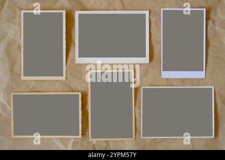Alte leere Fotorahmen, Vintage-Fotodrucke auf zerknittertem Papier mit freiem Bildbereich gefüllt in neutralem Grau, Stockfoto Stockfoto