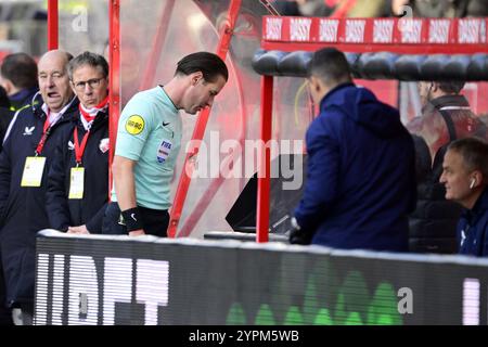 UTRECHT - Schiedsrichter Danny Makkelie sieht sich während des niederländischen Eredivisie-Spiels zwischen dem FC Utrecht und PSV Eindhoven im Stadion Galgenwaard am 1. Dezember 2024 in Utrecht, Niederlande, Filmmaterial an. ANP OLAF RISS Stockfoto