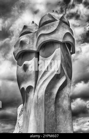 BARCELONA - AUGUST 9: Berühmte Kamine, auch bekannt als Hexenschrecke, in der modernistischen Casa Mila, auch bekannt als La Pedrera, einem berühmten Gebäude von Antoni Gaudi. Barc Stockfoto