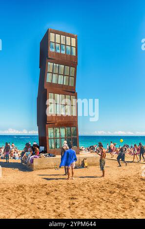 BARCELONA - 10. AUGUST: Menschen spielen um das Denkmal „Homenatge a la Barceloneta“ der Künstlerin Rebecca Horn am Strand von La Barceloneta, BARC Stockfoto