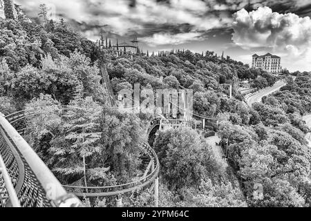 BARCELONA - 12. AUGUST: Achterbahnfahrt im Vergnügungspark Tibidabo, Barcelona, Katalonien, Spanien am 12. August 2017. Der Park wurde 1905 eröffnet Stockfoto