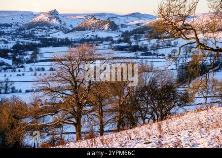 Eine schneebedeckte Szene mit Blick nach Norden von Crowdecote zum Parkhouse Hill und Chrome Hill im oberen Dove Valley, Peak District National Park, Derbyshire Stockfoto