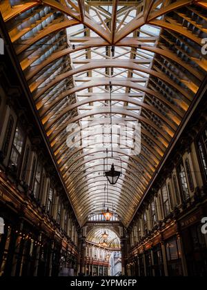 Elegante architektonische Innenausstattung des Leadenhall Market in London mit kompliziertem Deckendesign, Vintage-Beleuchtung und historischem Charme Stockfoto