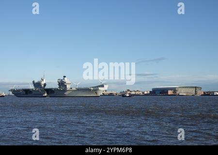 Liverpool, Großbritannien. Dezember 2024. HMS Prince of Wales Ankunft in Liverpool für einen 7-tägigen Besuch. Quelle: ken biggs/Alamy Live News Stockfoto