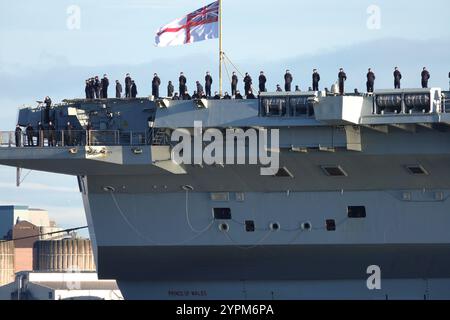 Liverpool, Großbritannien. Dezember 2024. HMS Prince of Wales Ankunft in Liverpool für einen 7-tägigen Besuch. Quelle: ken biggs/Alamy Live News Stockfoto