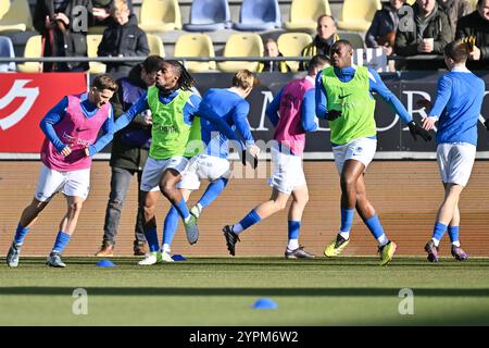 Sint Truiden, Belgien. Dezember 2024. Genks Spieler wurden vor einem Fußballspiel zwischen Sint-Truiden VV und KRC Genk am Sonntag, den 1. Dezember 2024 in Sint-Truiden, am 16. Tag der Saison 2024-2025 der ersten Liga der „Jupiler Pro League“ der belgischen Meisterschaft, vor dem ersten Fußballspiel der „Jupiler Pro League“, dargestellt. BELGA FOTO JOHAN EYCKENS Credit: Belga News Agency/Alamy Live News Stockfoto