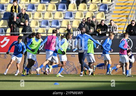 Sint Truiden, Belgien. Dezember 2024. Genks Spieler wurden vor einem Fußballspiel zwischen Sint-Truiden VV und KRC Genk am Sonntag, den 1. Dezember 2024 in Sint-Truiden, am 16. Tag der Saison 2024-2025 der ersten Liga der „Jupiler Pro League“ der belgischen Meisterschaft, vor dem ersten Fußballspiel der „Jupiler Pro League“, dargestellt. BELGA FOTO JOHAN EYCKENS Credit: Belga News Agency/Alamy Live News Stockfoto