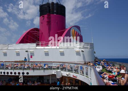 Passagiere, Sonnenbaden auf Kreuzfahrt Schiff Ocean Village zwei Stockfoto