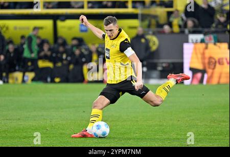 Signal Iduna Park Dortmund Deutschland, 30.11.2024, Fußball: l Bundesliga Saison 2024/25 Spieltag 12, Borussia Dortmund (BVB, gelb) vs FC Bayern München (FCB, rot) — Nico Schlotterbeck (BVB) Stockfoto