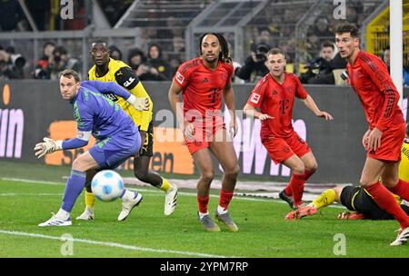 Signal Iduna Park Dortmund Deutschland, 30.11.2024, Fußball: l Bundesliga Saison 2024/25 Spieltag 12, Borussia Dortmund (BVB, gelb) vs FC Bayern München (FCB, rot) — in der Box, von links: Torwart Manuel neuer (FCB),Serhou Guirassy (BVB),Sacha Boey (FCB), Joshua Kimmich (FCB), Leon Goretzka (FCB) Stockfoto