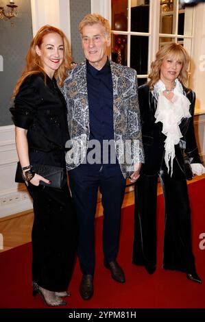 Uli Stein mit Ehefrau Cornelia und Tochter Jennifer beim Movie meets Media Event 2024 im Hotel Atlantic. Hamburg, 30.11.2024 *** Uli Stein mit seiner Frau Cornelia und Tochter Jennifer beim Movie Meets Media Event 2024 im Hotel Atlantic Hamburg, 30 11 2024 Foto:XC.xTamckex/xFuturexImagex Media 4254 Stockfoto