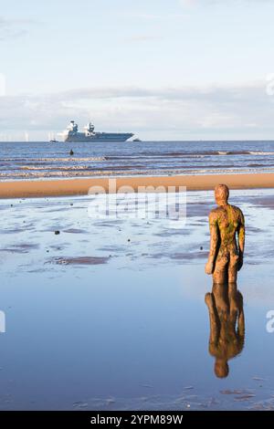 Die HMS Prince of Wales wurde am Crosby Beach in der Nähe von Liverpool am 1. Dezember 2024 in Richtung Mersey aufgenommen, als sie Liverpool zum zweiten Mal besucht Stockfoto