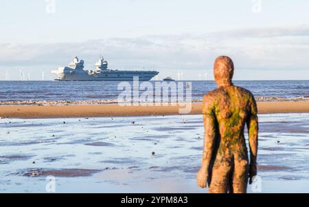 Die HMS Prince of Wales wurde am Crosby Beach in der Nähe von Liverpool am 1. Dezember 2024 in Richtung Mersey aufgenommen, als sie Liverpool zum zweiten Mal besucht Stockfoto