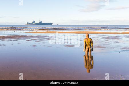 Die HMS Prince of Wales wurde am Crosby Beach in der Nähe von Liverpool am 1. Dezember 2024 in Richtung Mersey aufgenommen, als sie Liverpool zum zweiten Mal besucht Stockfoto