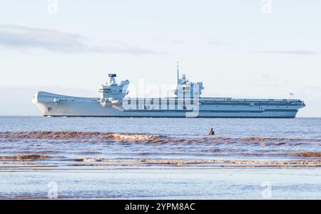 Die HMS Prince of Wales wurde am Crosby Beach in der Nähe von Liverpool am 1. Dezember 2024 in Richtung Mersey aufgenommen, als sie Liverpool zum zweiten Mal besucht Stockfoto