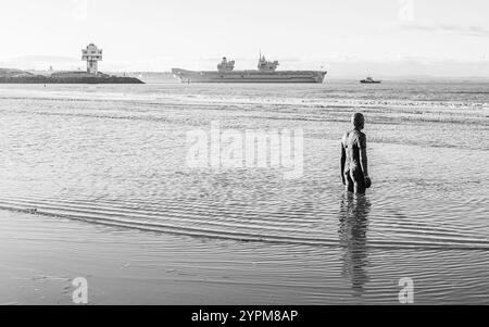 Die HMS Prince of Wales wurde am Crosby Beach in der Nähe von Liverpool am 1. Dezember 2024 in Richtung Mersey aufgenommen, als sie Liverpool zum zweiten Mal besucht Stockfoto