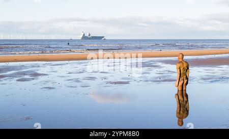 Die HMS Prince of Wales wurde am Crosby Beach in der Nähe von Liverpool am 1. Dezember 2024 in Richtung Mersey aufgenommen, als sie Liverpool zum zweiten Mal besucht Stockfoto