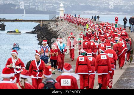 Brixham, Großbritannien, 1. Dezember 2024. 300 Santas nehmen 2024 am Brixham Seaside Santa Run Teil und sammeln Spenden für den Shoalstone Pool in Brixham, devon, Großbritannien. Quelle: Mark Passmore/ Alamy Live News Stockfoto