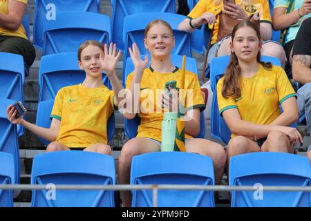 Gold Coast, Australien. Dezember 2024. Robina, Australien, 1. Dezember 2024: Fans der Matildas werden im Stadion vor dem Freundschaftsspiel zwischen Australias CommBank Matildas und brasilianischen Frauen im CBUS Super Stadium, Robina, Australien gesehen Matthew Starling (Promediapix/SPP) Credit: SPP Sport Press Photo. /Alamy Live News Stockfoto