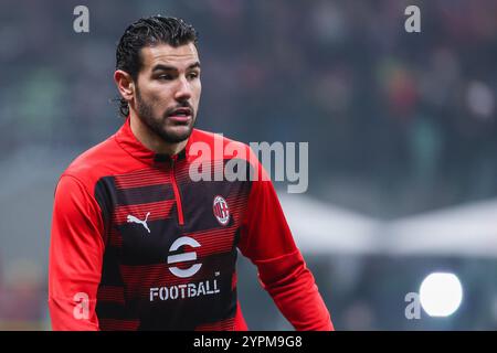 Theo Hernandez vom AC Milan spielt 2024/25 beim Fußballspiel der Serie A zwischen AC Milan und Empoli FC im San Siro Stadion mit Stockfoto