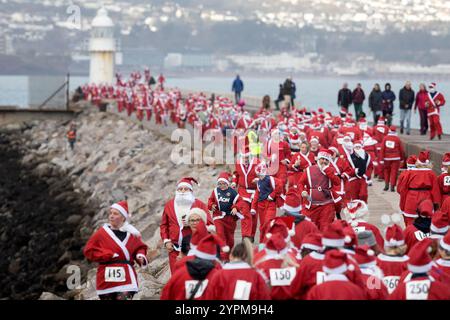 Brixham, Großbritannien, 1. Dezember 2024. 300 Santas nehmen 2024 am Brixham Seaside Santa Run Teil und sammeln Spenden für den Shoalstone Pool in Brixham, devon, Großbritannien. Quelle: Mark Passmore/ Alamy Live News Stockfoto