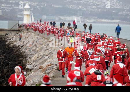 Brixham, Großbritannien, 1. Dezember 2024. 300 Santas nehmen 2024 am Brixham Seaside Santa Run Teil und sammeln Spenden für den Shoalstone Pool in Brixham, devon, Großbritannien. Quelle: Mark Passmore/ Alamy Live News Stockfoto