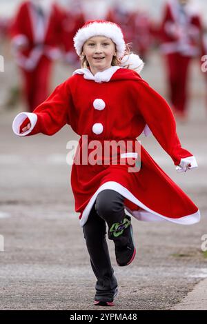 Brixham, Großbritannien, 1. Dezember 2024. 300 Santas nehmen 2024 am Brixham Seaside Santa Run Teil und sammeln Spenden für den Shoalstone Pool in Brixham, devon, Großbritannien. Abgebildet ist Annabelle Chadwick (10) Quelle: Mark Passmore/ Alamy Live News Stockfoto