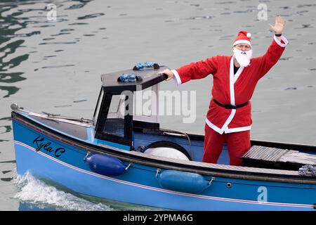 Brixham, Großbritannien, 1. Dezember 2024. 300 Santas nehmen 2024 am Brixham Seaside Santa Run Teil und sammeln Spenden für den Shoalstone Pool in Brixham, devon, Großbritannien. Quelle: Mark Passmore/ Alamy Live News Stockfoto